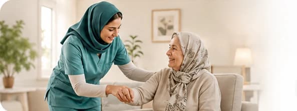 پرستار محیا در کنار سالمند در منزل